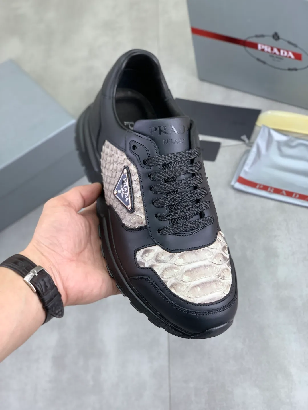 Men's men's shoes💰P580💰【New model】Top quality, new popular models on the official website, which will never go out of style for a century,🆘 The trendy brand (Prada) mainly promotes popular models, avant-garde and versatile fashionable men's shoes, privately molded, with cowhide splicing and 1:1 oil edge treatment... fashionable and simple, original imported cowhide with python skin, cowhide leather lining for feet; the atmosphere and personality are more fashionable, eye-catching and pursuing class. It will subvert the old idea and be a must-have for fashionistas who want to spend time with you! Must keep it! High-end comfortable and low-cost, high-end quality workmanship. Size: 38-44 Various colors available. full package